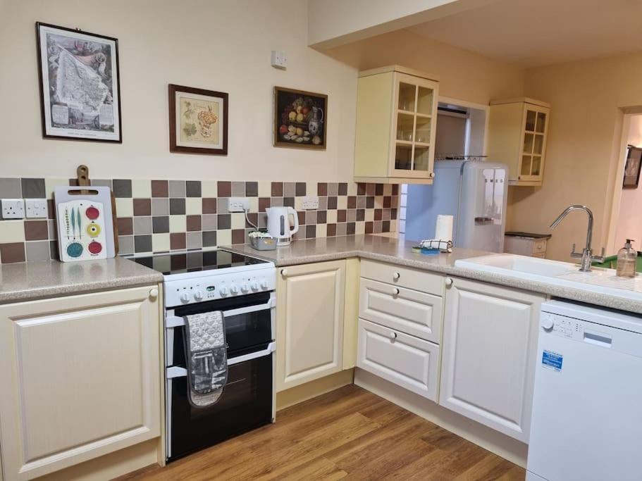 Spacious Detached Home With Beautiful Seaviews, Sleeps 6 Trimingham Exterior photo
